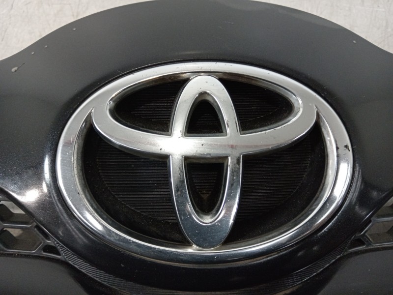 Recambio de rejilla delantera para toyota corolla verso (r1) 2.2 d-4d luna referencia OEM IAM 531110F020  