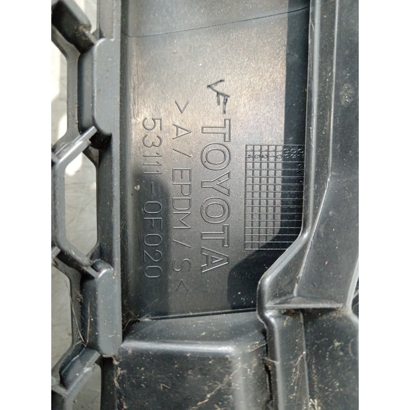 Recambio de rejilla delantera para toyota corolla verso (r1) 2.2 d-4d luna referencia OEM IAM 531110F020  