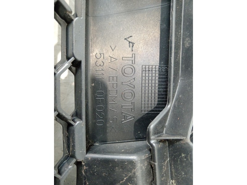 Recambio de rejilla delantera para toyota corolla verso (r1) 2.2 d-4d luna referencia OEM IAM 531110F020  
