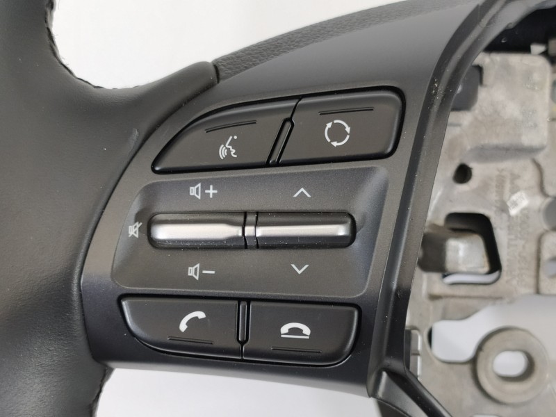 Recambio de volante para hyundai kona essence 2wd referencia OEM IAM 56120J9100UN5 96720J9620TMT 