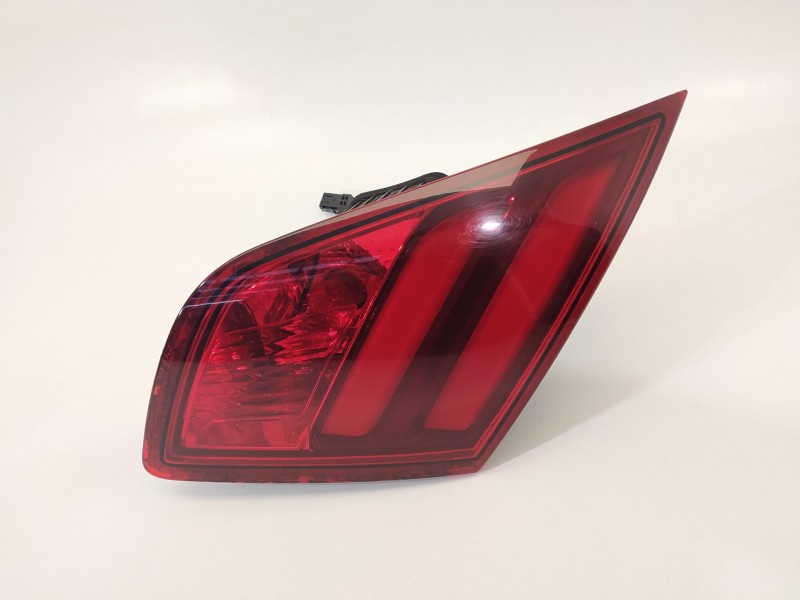 Recambio de piloto trasero derecho en porton para peugeot 308 active referencia OEM IAM 9677818280 81260201 