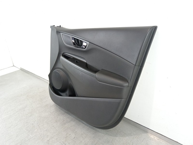 Recambio de guarnecido puerta delantera derecha para hyundai kona klass hybrid 2wd referencia OEM IAM 82380J9000  