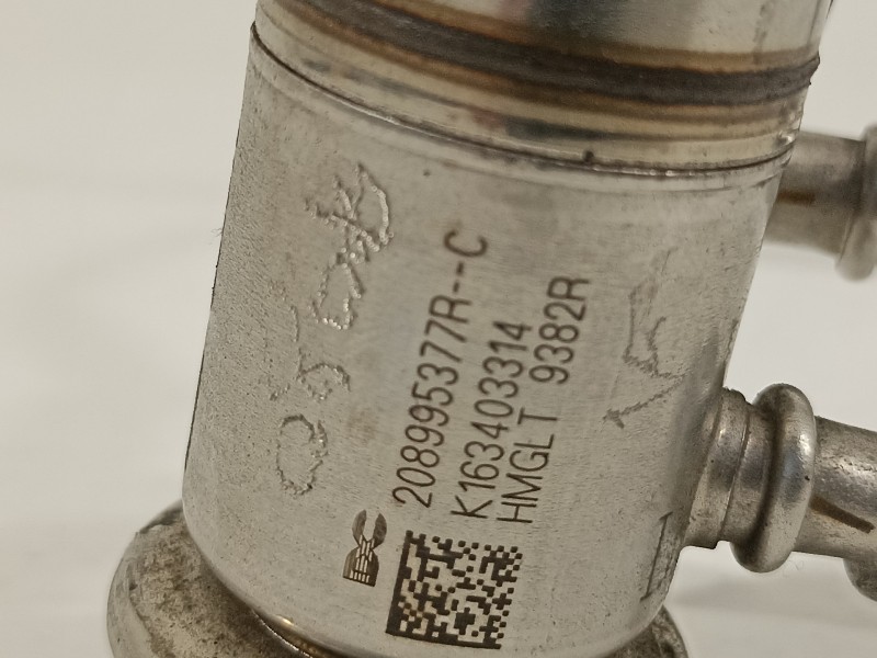 Recambio de inyector para renault megane iv sport tourer referencia OEM IAM 208995377R  