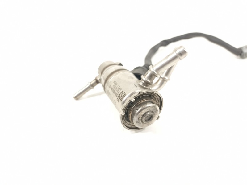 Recambio de inyector para renault megane iv sport tourer referencia OEM IAM 208995377R  