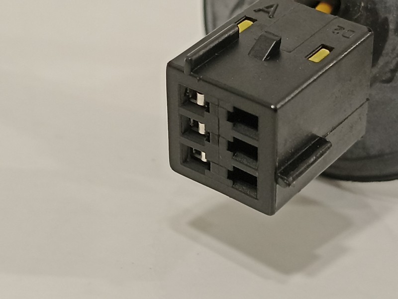 Recambio de retrovisor izquierdo para opel corsa d catch me referencia OEM IAM 13318972  