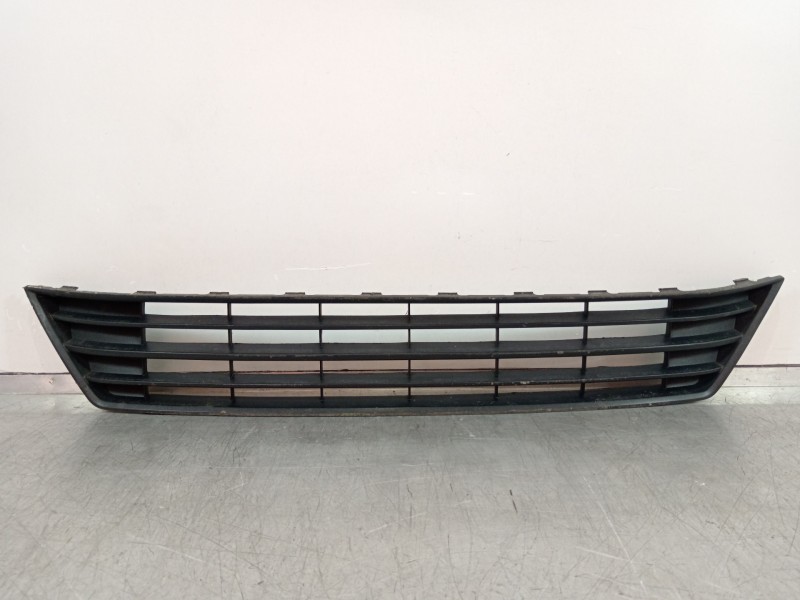 Recambio de rejilla paragolpes central para volkswagen caddy furgón/kombi furgón bluemotion referencia OEM IAM 2K5853677  