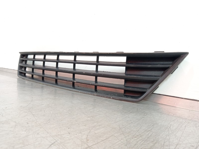 Recambio de rejilla paragolpes central para volkswagen caddy furgón/kombi furgón bluemotion referencia OEM IAM 2K5853677  