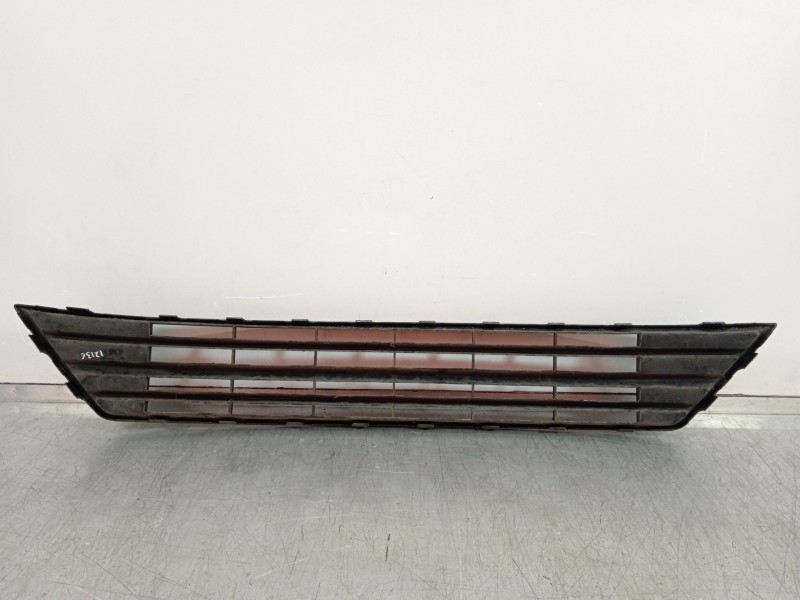 Recambio de rejilla paragolpes central para volkswagen caddy furgón/kombi furgón bluemotion referencia OEM IAM 2K5853677  
