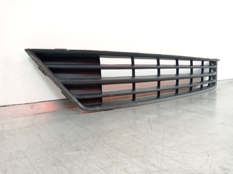 Recambio de rejilla paragolpes central para volkswagen caddy furgón/kombi furgón bluemotion referencia OEM IAM 2K5853677  