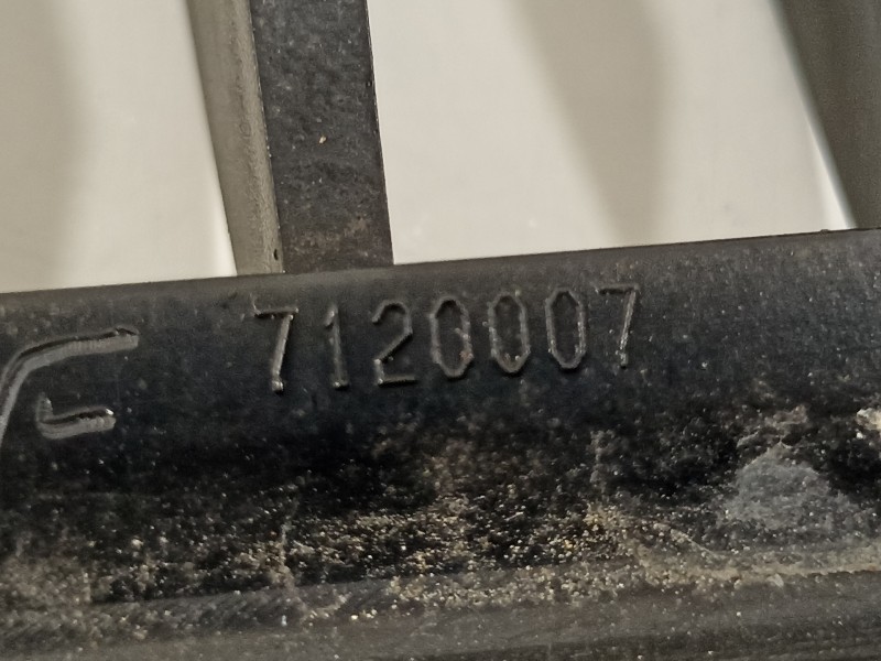 Recambio de rejilla paragolpes izquierda para bmw serie 3 berlina (e90) 320d referencia OEM IAM 22405910 7120007 