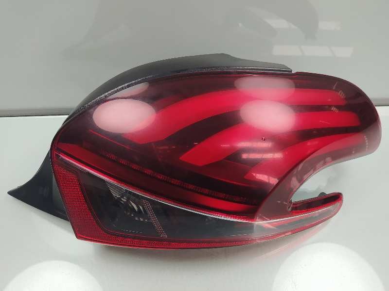 Recambio de piloto trasero derecho para peugeot 208 allure referencia OEM IAM 9825601180  