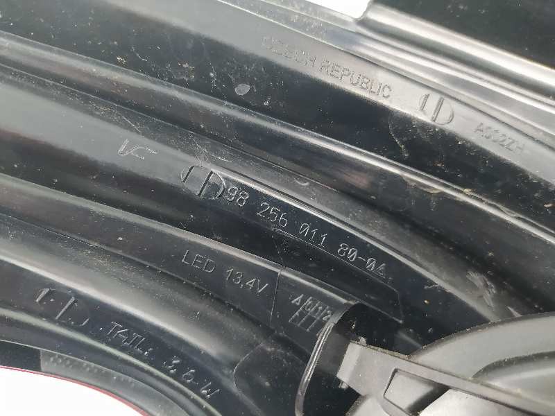 Recambio de piloto trasero derecho para peugeot 208 allure referencia OEM IAM 9825601180  