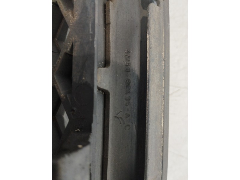 Recambio de rejilla delantera para ford focus berlina (cap) ambiente (d) referencia OEM IAM 4M518C436A  