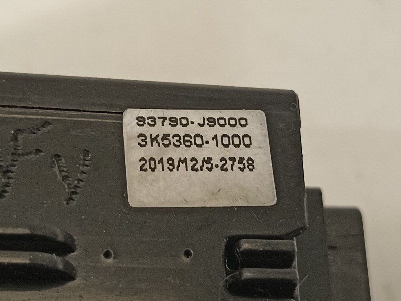 Recambio de warning para hyundai kona essence 2wd referencia OEM IAM 93790J9000  
