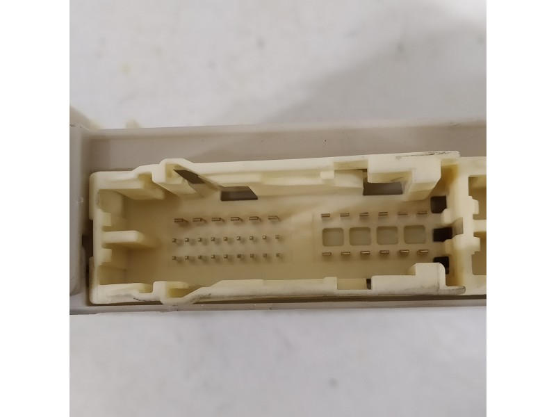 Recambio de caja reles / fusibles para lexus rx 450h referencia OEM IAM 8273048J20  