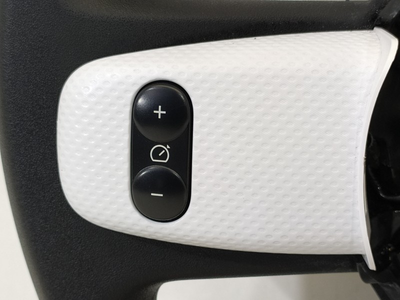 Recambio de volante para renault twingo iii intens referencia OEM IAM 484004149R  