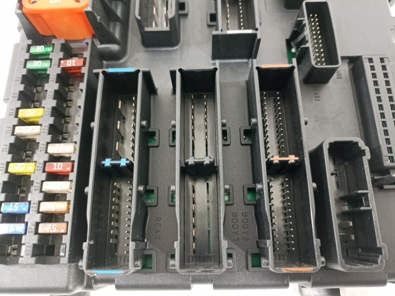 Recambio de caja reles / fusibles para opel vectra c berlina elegance referencia OEM IAM 13170892 519047104 