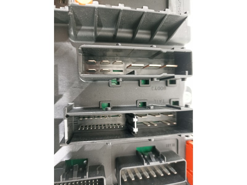 Recambio de caja reles / fusibles para opel vectra c berlina elegance referencia OEM IAM 13170892 519047104 