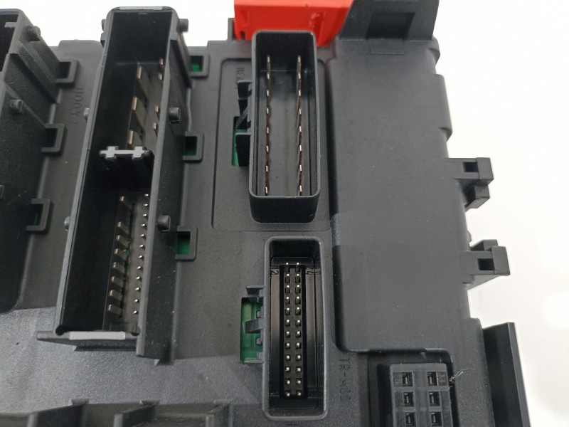 Recambio de caja reles / fusibles para opel vectra c berlina elegance referencia OEM IAM 13170892 519047104 