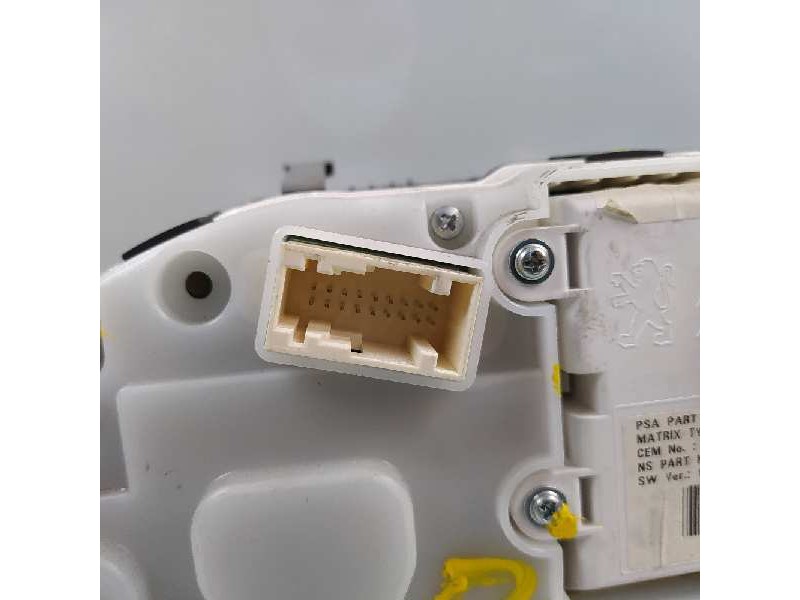 Recambio de cuadro instrumentos para peugeot 208 allure referencia OEM IAM 9806060380 9805975780 