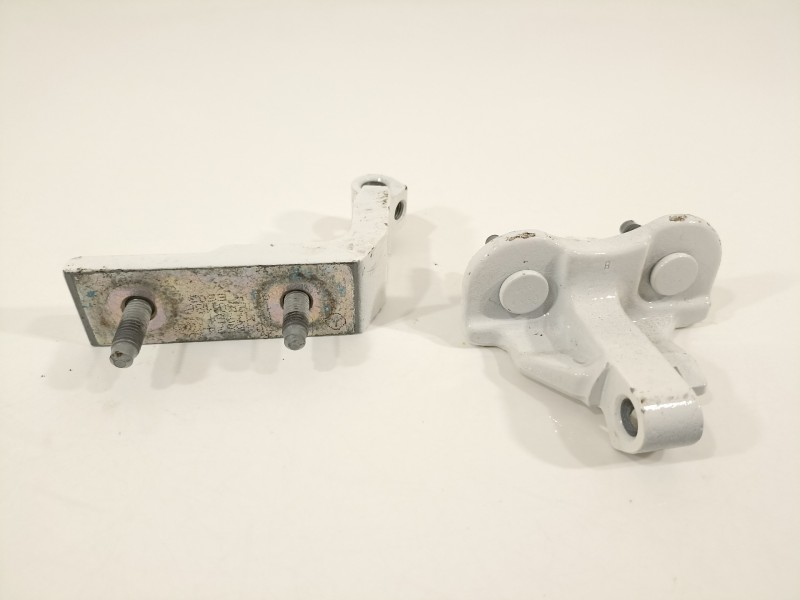 Recambio de bisagra puerta para mercedes-benz clase b (w247) 247 referencia OEM IAM A1777300102 A1777301100 A1777301100