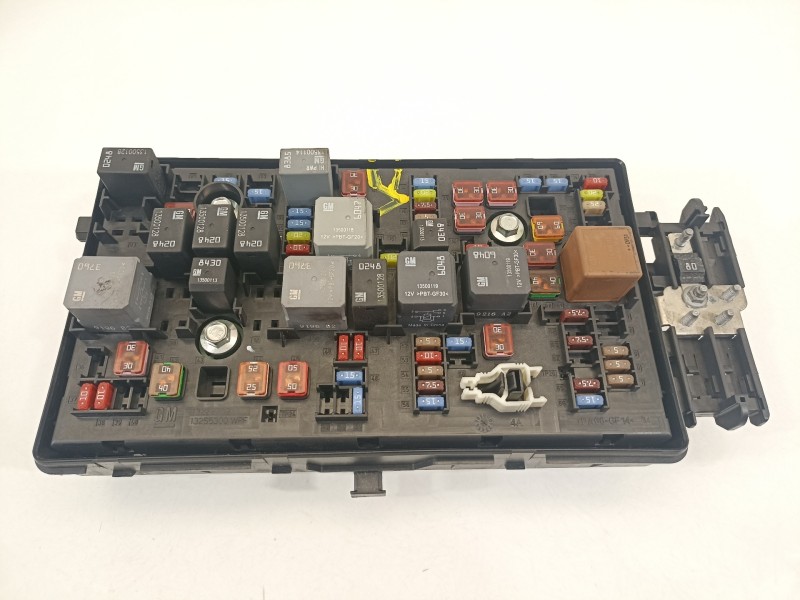 Recambio de caja reles / fusibles para opel insignia berlina cosmo referencia OEM IAM 13275881 13255300 