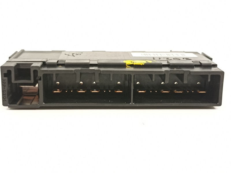 Recambio de caja reles / fusibles para toyota auris hybrid active referencia OEM IAM 8264147020  