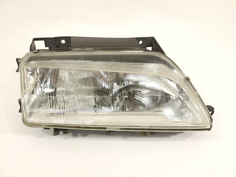 Recambio de faro derecho para citroën xantia berlina 2.0 hdi 90/110 attraction referencia OEM IAM 88205034D  