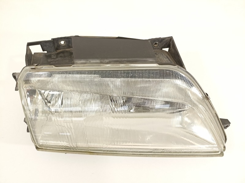 Recambio de faro derecho para citroën xantia berlina 2.0 hdi 90/110 attraction referencia OEM IAM 88205034D  