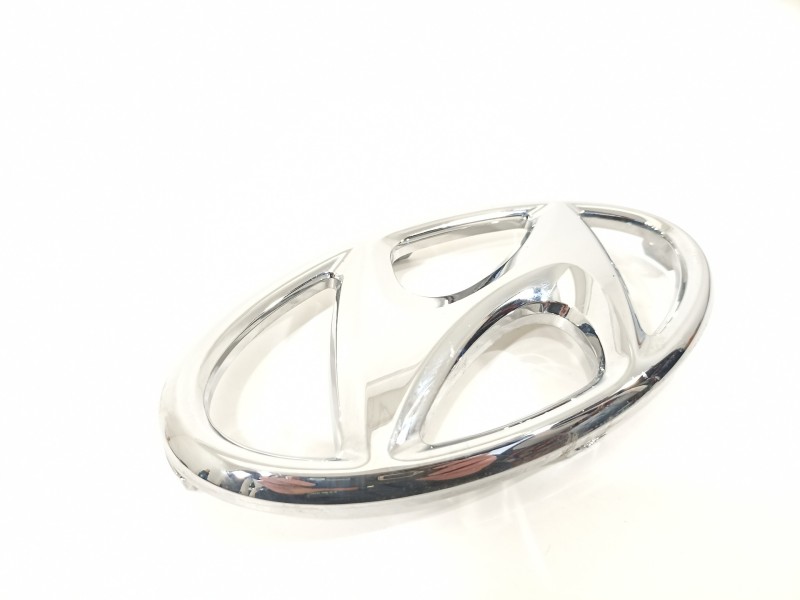 Recambio de emblema para hyundai kona tecno 2wd referencia OEM IAM 86354J9000  