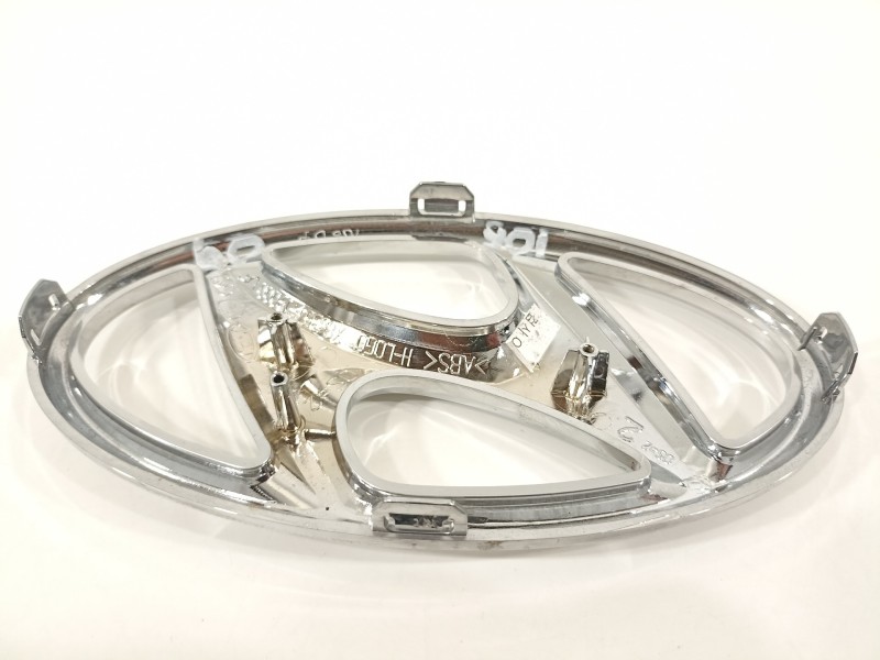 Recambio de emblema para hyundai kona tecno 2wd referencia OEM IAM 86354J9000  