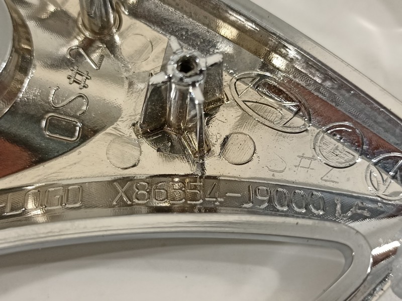 Recambio de emblema para hyundai kona tecno 2wd referencia OEM IAM 86354J9000  