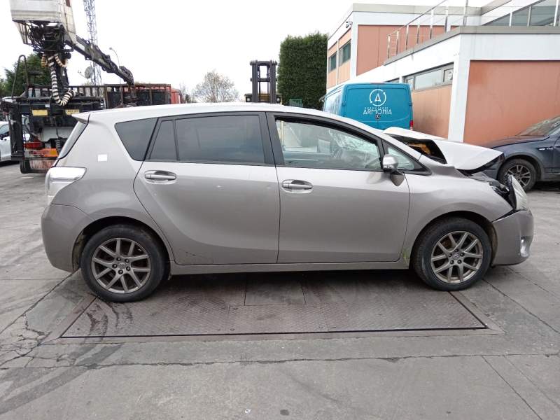 toyota verso (_r2_) del año 2015