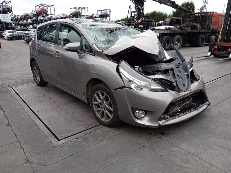 toyota verso (_r2_) del año 2015