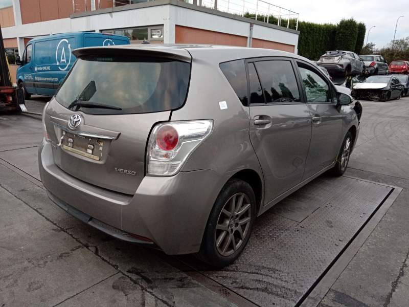 toyota verso (_r2_) del año 2015