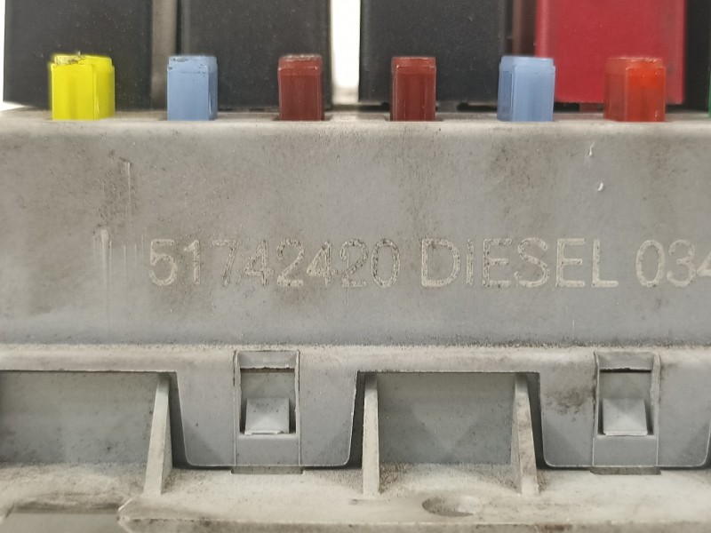 Recambio de caja reles / fusibles para alfa romeo gt (125) 1.9 jtd 16v 150/ progression referencia OEM IAM 51742420  