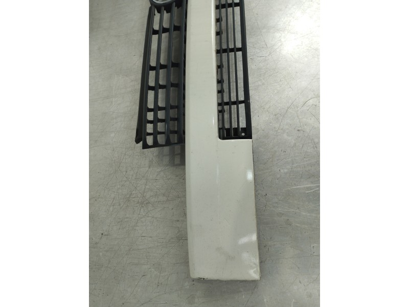 Recambio de rejilla delantera para volkswagen t4 transporter/furgoneta (mod. 1991) caja cerrada economy referencia OEM IAM 70185