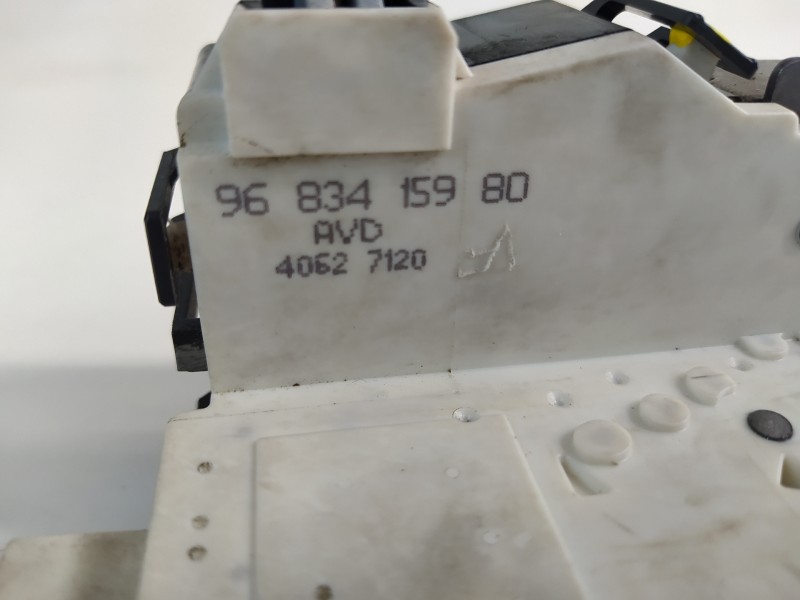 Recambio de cerradura puerta delantera derecha para citroën c4 berlina collection referencia OEM IAM 9683415980  