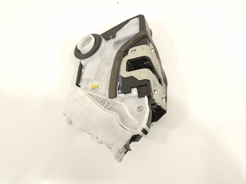 Recambio de cerradura puerta delantera derecha para toyota yaris hsd active referencia OEM IAM U3111130F1  