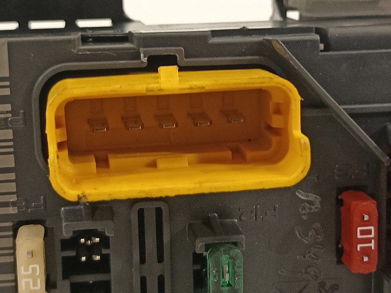 Recambio de caja reles / fusibles para peugeot 207 sw confort referencia OEM IAM 9664055780  