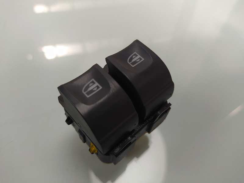 Recambio de mando elevalunas delantero izquierdo para dacia duster laureate 4x4 referencia OEM IAM 254110431R  