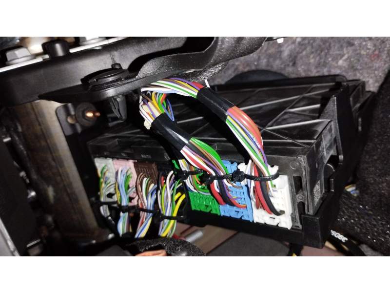 CAJA RELES / FUSIBLES 13526398 