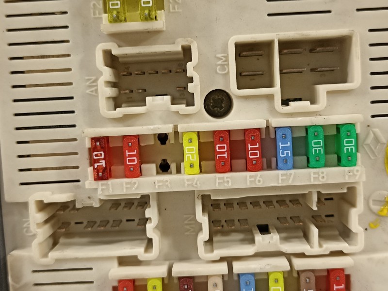 Recambio de caja reles / fusibles para renault megane iii berlina 5 p dynamique referencia OEM IAM 284B68372R  