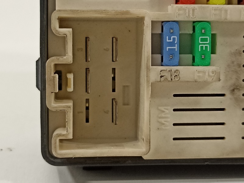 Recambio de caja reles / fusibles para renault megane iii berlina 5 p dynamique referencia OEM IAM 284B68372R  