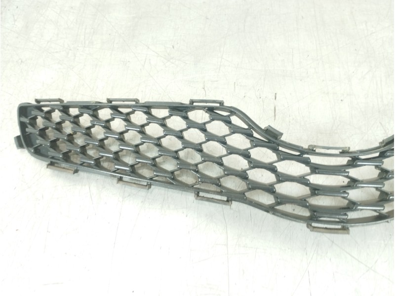 Recambio de rejilla delantera para toyota yaris active referencia OEM IAM 531110D230  