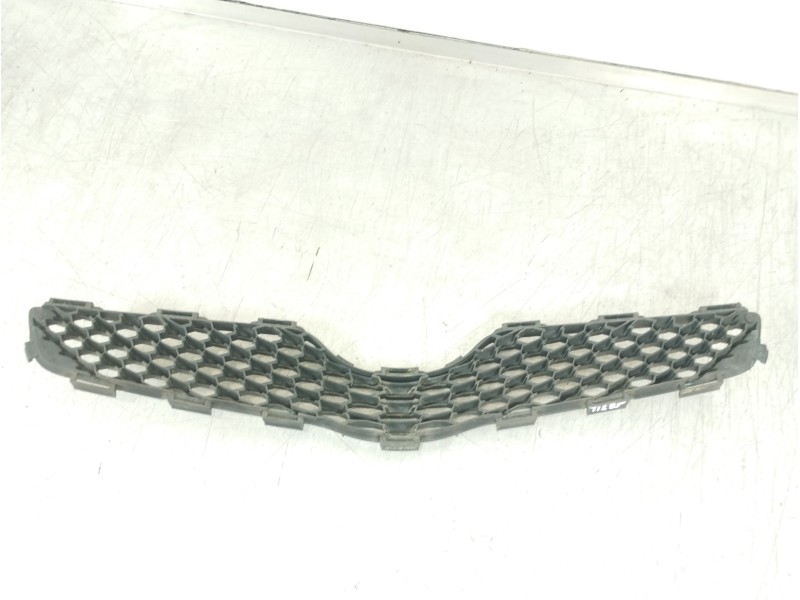 Recambio de rejilla delantera para toyota yaris active referencia OEM IAM 531110D230  
