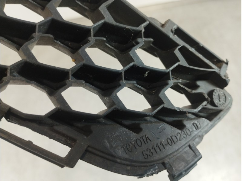 Recambio de rejilla delantera para toyota yaris active referencia OEM IAM 531110D230  