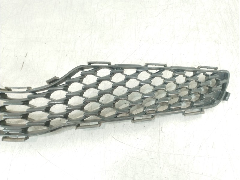 Recambio de rejilla delantera para toyota yaris active referencia OEM IAM 531110D230  