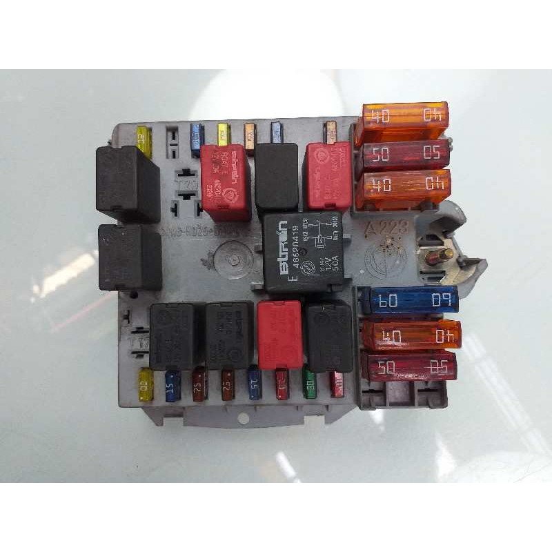 Recambio de caja reles / fusibles para alfa romeo 147 (190) 1.9 jtd 16v distinctive referencia OEM IAM 51742420  