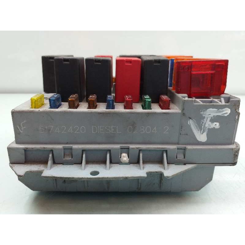 Recambio de caja reles / fusibles para alfa romeo 147 (190) 1.9 jtd 16v distinctive referencia OEM IAM 51742420  